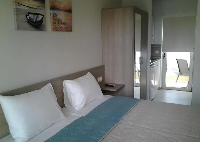 Lola\'S Hotel